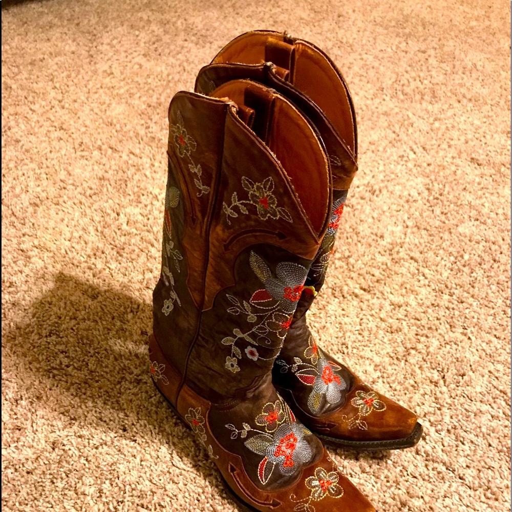 Women’s cowboy boots, size 7.5 B, super cute!